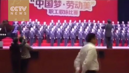 В сети появилось видео с китайским хором, который провалился под сцену