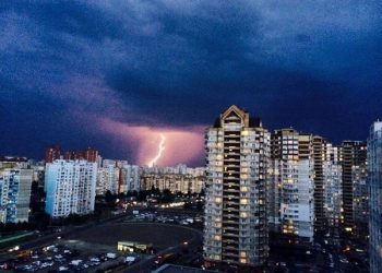 В сети появились удивительные фото молний над Киевом