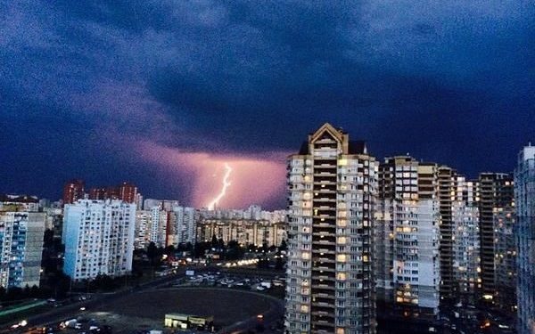 В сети появились удивительные фото молний над Киевом
