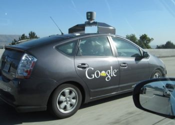 Google начал тестировать машину без педалей и руля