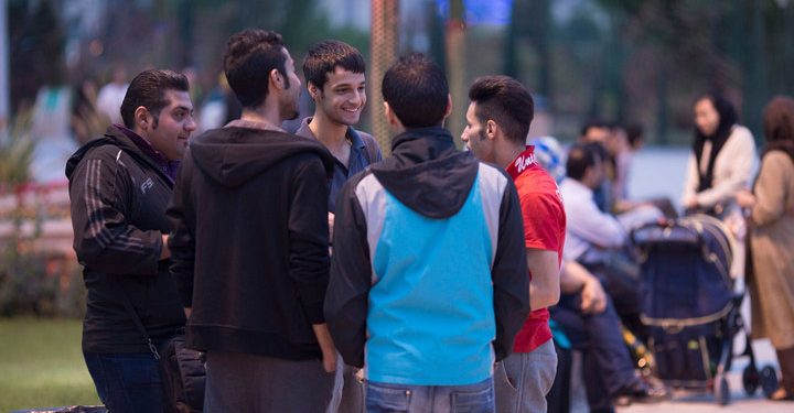 Иранские власти запретили делать "дьявольские" прически и татуировки
