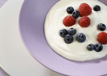 Врачи рассказали, какую болезнь может вылечить йогурт