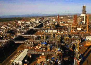 В Канаде из-за лесных пожаров спасатели эвакуировали персонал двух нефтезаводов