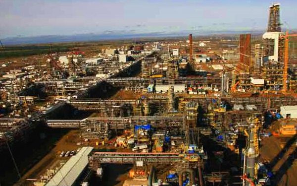 В Канаде из-за лесных пожаров спасатели эвакуировали персонал двух нефтезаводов