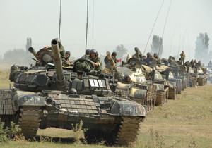 В сторону Украины движется огромная колонна военной техники, - Reuters