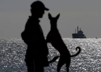 Британский военный корабль у берегов Италии спас более 300 мигрантов