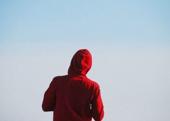 Оказалось, что человек в красной одежде воспринимается как агрессивный и злой