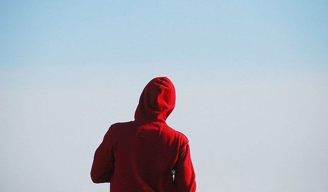 Оказалось, что человек в красной одежде воспринимается как агрессивный и злой