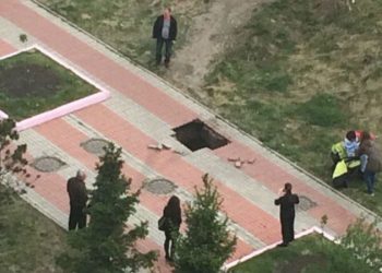 В Красноярске женщина с малышом упали в яму с кипятком