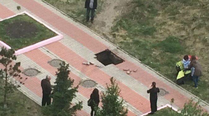 В Красноярске женщина с малышом упали в яму с кипятком