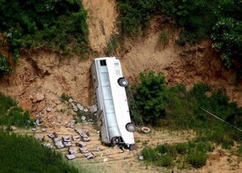Трагедия в Китае: 35 человек погибли в результате падения автобуса в ущелье