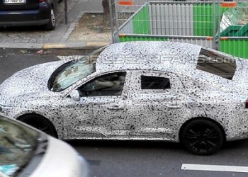 В Сети появились шпионские фотографии преемника Renault Laguna нового поколения