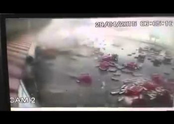 В сети появилось видео с прохожим, которого снесло кока-колой