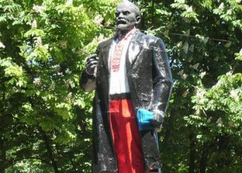 В Волновахе памятник Ленину одели в украинский строй