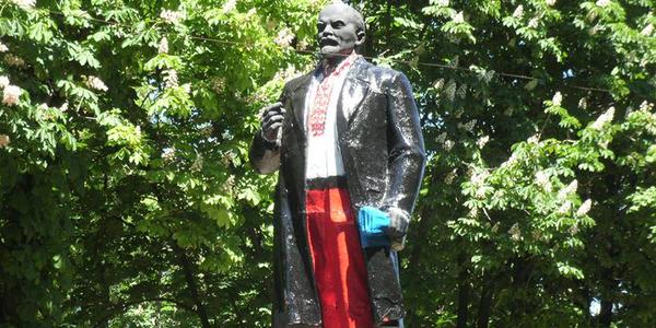 В Волновахе памятник Ленину одели в украинский строй