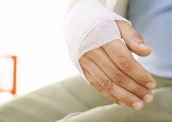 Как помочь пострадавшему при переломе, вывихе и растяжении
