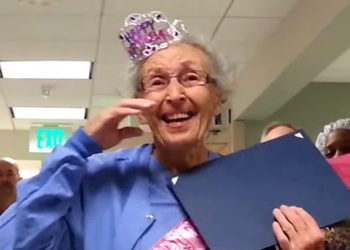 Медсестра из США встретила 90-летний юбилей на работе