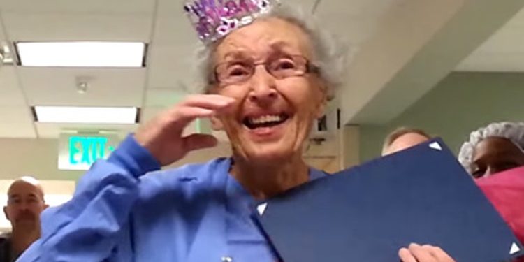 Медсестра из США встретила 90-летний юбилей на работе