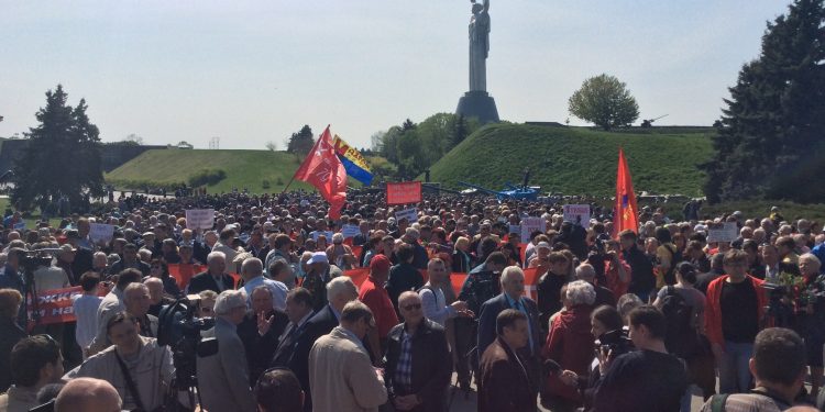 Симоненко пришел на сегодняшний митинг возле музей истории ВОВ