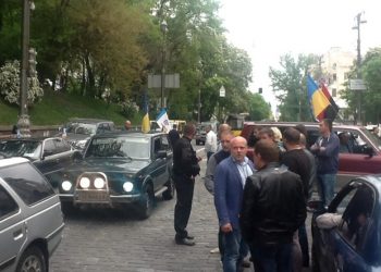 Активисты разблокировали улицу Грушевского, но обещают снова приехать завтра