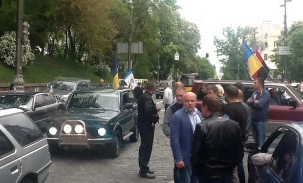 Активисты разблокировали улицу Грушевского, но обещают снова приехать завтра