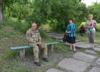 В разрушенное Крымское продолжают возвращаться местные жители
