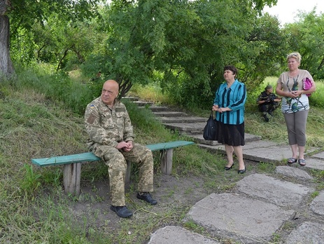 В разрушенное Крымское продолжают возвращаться местные жители