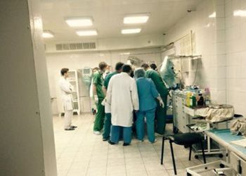 В Днепропетровске спасают раненную девушку-медика