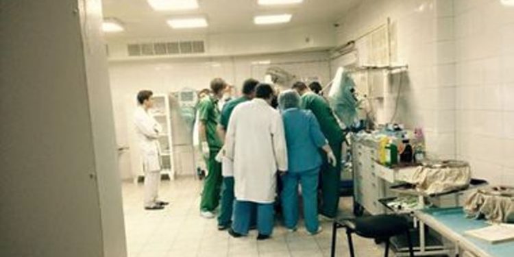 В Днепропетровске спасают раненную девушку-медика