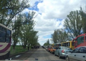 В сети появились фото длинных очередей на выезде из «ДНР»: люди попросту убегают