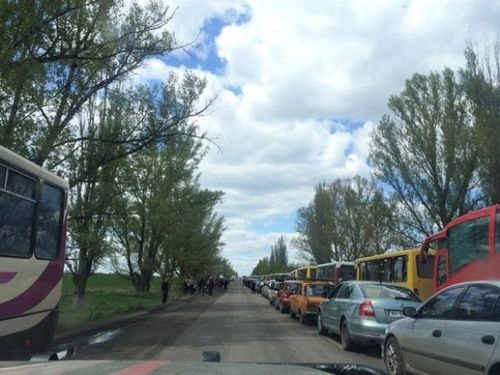 В сети появились фото длинных очередей на выезде из «ДНР»: люди попросту убегают