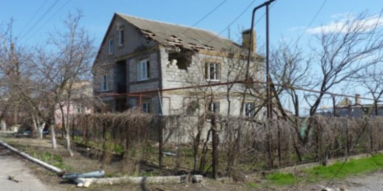 При ночном обстреле боевиками Песок ранения получили два мирных жителя