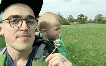 Видео с молодым отцом, малышом и одуванчиком взорвало интернет