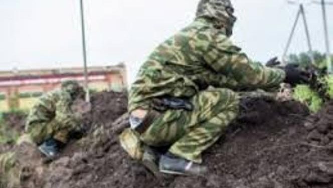 Боевики кормят людей за рытье окопов, - СМИ