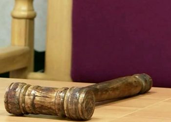 Пенсионер три дня собирал помои, чтобы облить ими судью