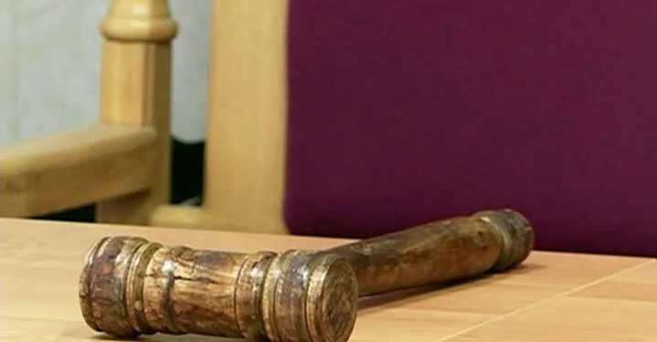 Пенсионер три дня собирал помои, чтобы облить ими судью