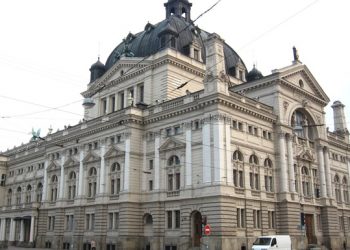 Львовская опера бьет тревогу: артистам массово раздают повестки