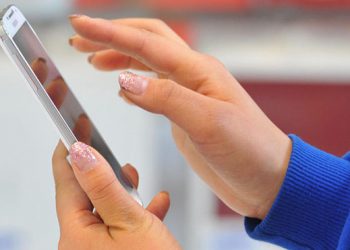 Названы признаки "смартфоновой" зависимости