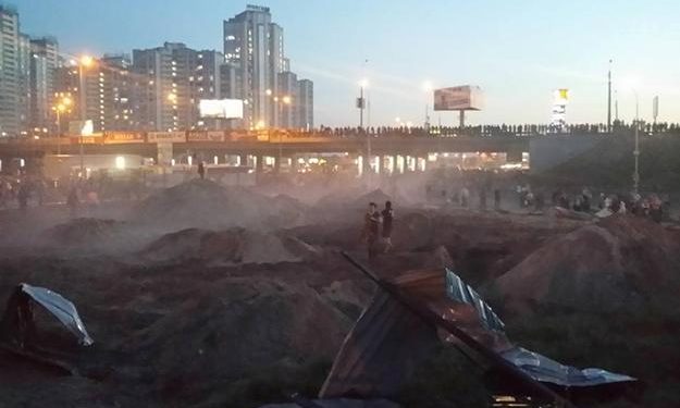 Пятнадцать оперативников получили ранения в столкновениях на Осокорках