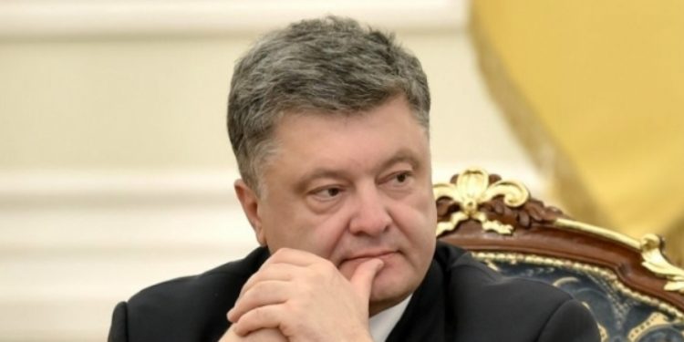 Порошенко рассказал, сколько солдат защищают Донбасс
