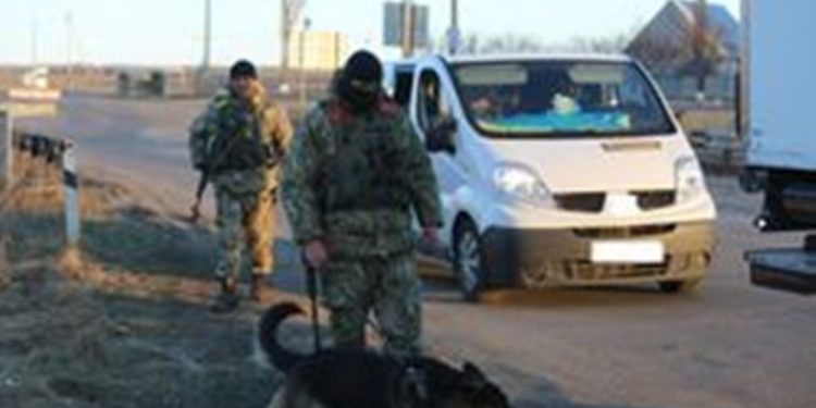 ГПСУ: Украинка пыталась провезти в Донецкую область паспорта и деньги