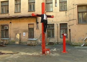 В Риге появилась инсталляция распятого Путина