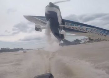 В сети появилось видео с рыбаками, которые чудом избежали столкновения с самолетом