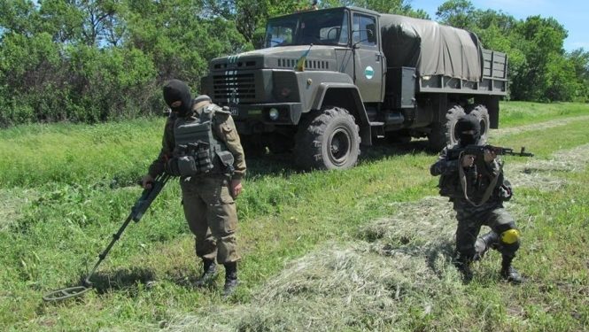 В мае защитники Мариуполя обезвредили более 200 вражеских снарядов, - пресса