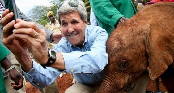 В Кении госсекретарь США Джон Керри сделал селфи со слоненком.