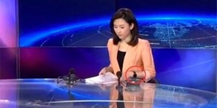 Китайские блогеры осудили телеведущую за ношение на запястье часов Apple Watch. Во время выпуска новостей на одном из каналов китайского государственного телевидения внимательный зритель заметил на руке ведущей Ван Иньци дорогое устройство. Скриншоты немедленно разошлись по китайской соцсети Weibo и в Twitter. Многие пользователи обвинили Ван в том, что она «выставляет свой достаток напоказ», призывая сотрудников китайских СМИ к большей скромности и сдержанности. Более того, активно обсуждалась теория о том, что Ван Иньци является любовницей какого-нибудь состоятельного человека — иначе откуда у 25-летней женщины могут появиться деньги на Apple Watch. При этом многие встали на защиту Ван — так, один из комментаторов написал: «Несколько сотен долларов за часы — и они называют это "хвастаться богатством". Если носить вещь за пару сотен долларов — это "выставлять достаток напоказ", то Китай воистину нищая страна». Еще один комментатор отметил, что цена на продукцию Apple вполне приемлема для простого человека. Тот факт, что у телеведущей нашлись защитники, неудивителен: пользователи Weibo, в основном заходящие в сеть с планшетов и смартфонов, в среднем являются более состоятельными людьми, чем большинство китайцев. Государственное телевидение CCTV, активно освещающее мероприятия в рамках антикоррупционной кампании, запущенной председателем КНР Си Цзиньпином, само неоднократно оказывалось в центре скандалов. Так, летом 2014 года несколько высокопоставленных чиновников из руководства канала были задержаны по подозрению во взяточничестве. В их числе оказались и популярный телеведущий Жуй Чэнган, старший исполнительный продюсер Го Чжэньси и заместитель директора Хуан Хайтао. Watch — первый принципиально новый гаджет, созданный компанией Apple без участия Стива Джобса, который контролировал выпуск музыкальных плееров iPod, смартфона iPhone и планшета iPad. Устройство, продажи которого начались в апреле 2015 года, доступно в двух модификациях — с диагональю экрана 38 и 42 миллиметра. Они стоят от 350 до 17 тысяч долларов. По материалам: kinopoisk.ru