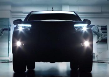 Компания Toyota показала тизеры пикапа Hilux Revo нового поколения