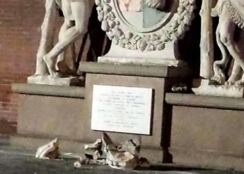 В Италии двое туристов повредили бесценную статую Геркулеса, пытаясь сделать селфи