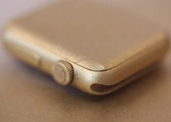Интернет взорвало видео с превращением обычных часов Apple в золотые