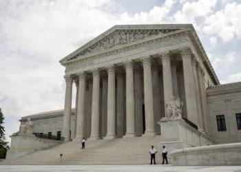 США: Суд оправдал правоохранителя, застрелившего двух темнокожих